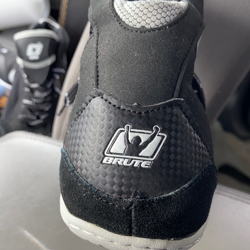 Sports shoe